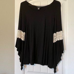 S/M Ladies Black Scoop Neck Long Flare Sleeve Top
